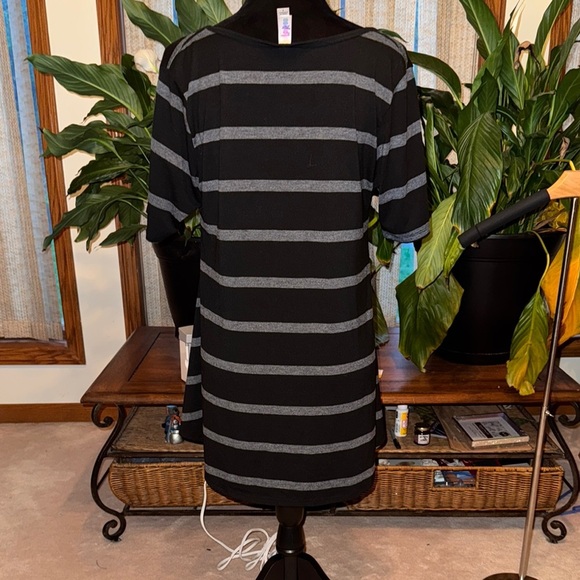 LuLaRoe Gray Boxy Tunic Top - Picture 3 of 3